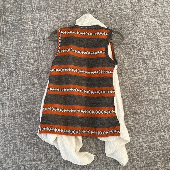 🌟3/$10🌟Hem & Thread Sleeveless Cardigan - Picture 2 of 5